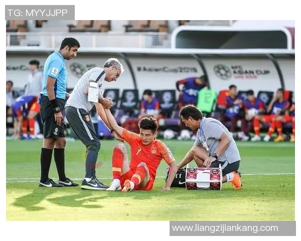 足球明星在赛场上受伤瞬间集锦揭示运动风险与荣耀交织的故事